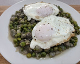 Foto del paso 2 de la receta: Guisantes con habitas y Huevos