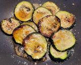 Foto del paso 2 de la receta: Salmón ennegrecido y calabacín