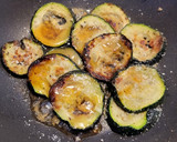 Foto del paso 2 de la receta: Salmón ennegrecido y calabacín