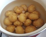 Młode ziemniaki pieczone w piekarniku z sosem cytrynowym krok przepisu 1 zdjęcie