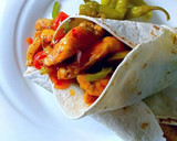 Foto del paso 9 de la receta: Fajitas de pechuga de pollo con vegetales y especias varias