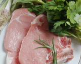 Foto del paso 1 de la receta: Chuleta de ternera marinada picante con ensalada