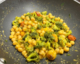 Foto del paso 3 de la receta: Curry de garbanzos y brócoli 🥦 con bacalao a la plancha y ajo aceite