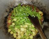 Foto langkah ke 4 dari resep Sambal goreng kentang buncis.