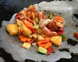 รูปขั้นตอนการทำที่ 4 ของ ผัดเปรี้ยวหวานกุ้ง