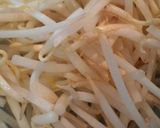 A picture of step 2 of Stir-fried Bean Sprouts and Prawns with Salt and Garlic.