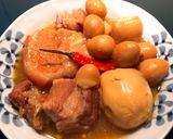 Hình bước làm 3 của món Thịt kho trứng rịu cùng lá chuối