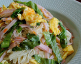 A picture of step 7 of Easy Stir-fried Somen Noodles with Lettuce and Ham.