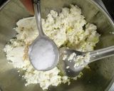 A picture of step 5 of Paneer paratha.