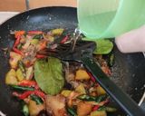 Foto langkah ke 5 dari resep Tumis Ikan Keranjang.