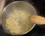 Foto del paso 2 de la receta: Sopa de curry y manzana, espárragos, huevo poché y bacon