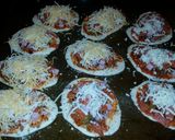 A picture of step 5 of Jens famous Lil pizzas.