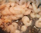 A picture of step 5 of Stir-fried Bean Sprouts and Prawns with Salt and Garlic.