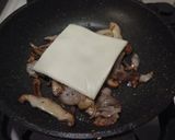 A picture of step 3 of Herb & Shiitake Cheese Omelette.