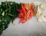 Foto langkah ke 2 dari resep Tumis Cumi Asin Pedas.