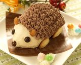 A picture of step 11 of Hedgehog Christmas Cake.