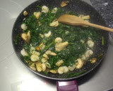 Foto del paso 2 de la receta: Revuelto de espinacas, setas y gambas
