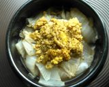 A picture of step 5 of Crab flavored eggs over a cabbage bed 蟹黄蛋盖酸辣白菜.