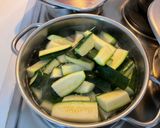Foto del passaggio 3 della ricetta Zucchine marinate al basilico e menta