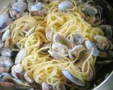 A picture of step 8 of Irresistible Vongole Bianco.