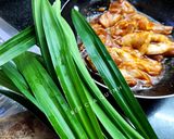 Hình bước làm 3 của món Gà nướng lá dứa kiểu Thái
