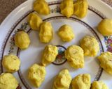A picture of step 5 of Dahi, kesar pedaYogurt and saffron peda.