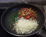 Foto del paso 3 de la receta: Lomos de Bacalao con tomate pimientos y almejas