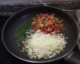 Foto del paso 3 de la receta: Lomos de Bacalao con tomate pimientos y almejas