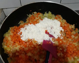 Foto langkah ke 2 dari resep Isi risol rogout sayur.