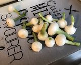 Une image de l'étape 2 de Noix de saint Jacques aux petits oignons blancs.