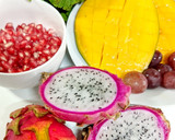 Foto del paso 1 de la receta: Ensalada de mango, fruta del dragón, granada, miel y menta