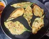 A picture of step 2 of Pan fried palak pakoda chaat.