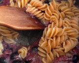 Foto del paso 3 de la receta: Fideos de harina de lentejas rojas con salsa de frutos rojos, queso tipo Feta 🐐y alcaparras 🍝