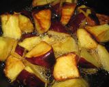 A picture of step 3 of Honey Flavored Daigaku-imo (Deep-Fried & Caramelized Sweet Potatoes).