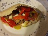 Pita rellena de carne verduras y salsa de yogur