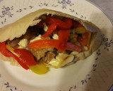 Foto del paso 5 de la receta: Pita rellena de carne verduras y salsa de yogur