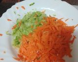 Foto del paso 2 de la receta: Ensalada mixta de col y cogollo con langostinos, palitos de cangrejo, piña y salsa rosa