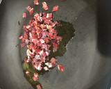Foto del paso 4 de la receta: Guisantes salteados con jamón, huevos de codorniz y salchichas