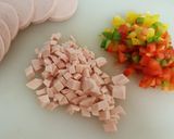 Hình bước làm 1 của món Cơm chiên xúc xích và phômai 🧀