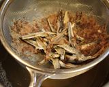 A picture of step 5 of Dried Small Sardines, Bonito Flakes, and Kombu Dashi Stock.