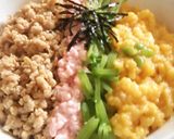 A picture of step 1 of 4-Color Chicken Soboro Onigiri Sandwiches.