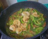 Gambar langkah 3 resipi Peria Tumis Udang.