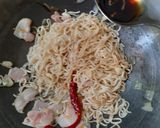 รูปขั้นตอนการทำที่ 4 ของ บะหมี่กึ่งฯเบคอนพริกแห้ง