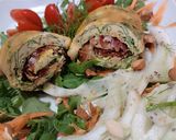 Foto del passaggio 6 della ricetta Rotolo di uova con rucola,farcito con bresaola e parmigiano