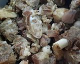 A picture of step 1 of Kac'chay gosht ki biryani.