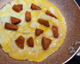 Foto del paso 2 de la receta: Tortilla abierta con quesos, sobrasada, cherrys y aguacate
