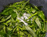 Foto langkah ke 1 dari resep Tumis kangkung ala resto.