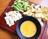 Hình bước làm 1 của món Omelette khoai lang, măng tây, halloumi cheese