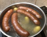 Une image de l'étape 8 de Boites chaudes à l'ail et au vin blanc (pommes grenailles, saucisses de morteau et diots du Jura).