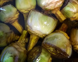 Foto del paso 3 de la receta: Alcachofas confitadas rellenas de setas, pasas y piñones